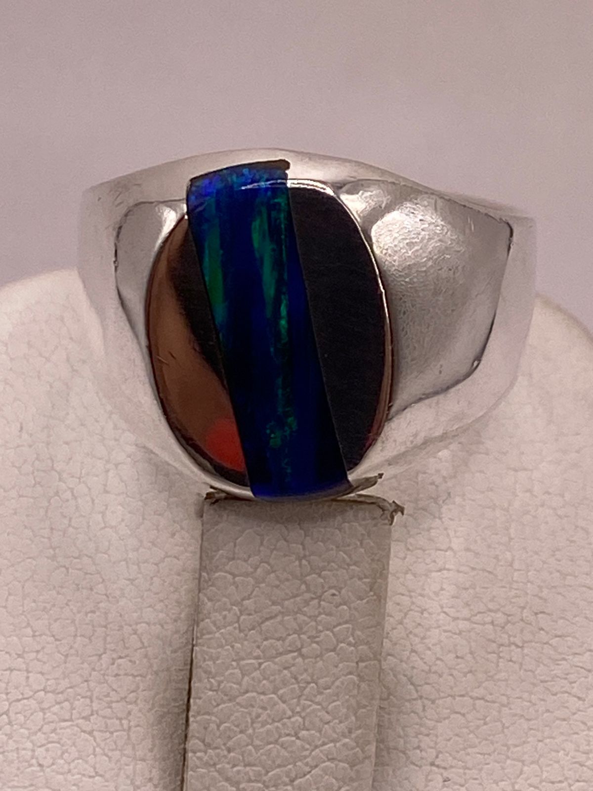 Anillo de Ópalo de Fuego Azul Iridiscente en Plata Ley .925, vista superior