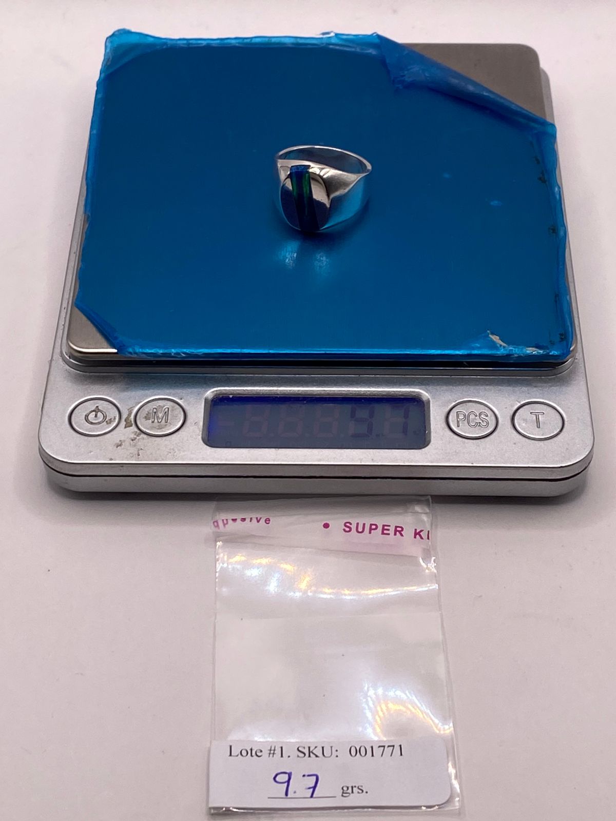 Anillo de Ópalo de Fuego Azul Iridiscente en Plata Ley .925, peso en gramos (báscula)