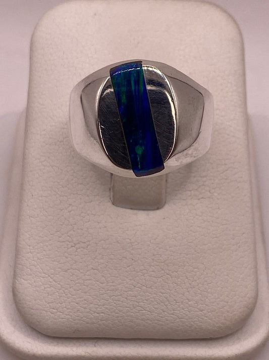 Anillo de Ópalo de Fuego Azul Iridiscente en Plata Ley .925 en báscula mostrando peso