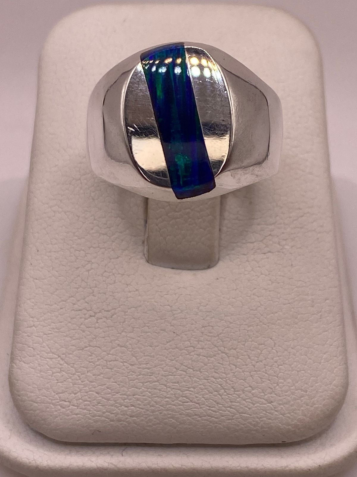 Anillo de Ópalo de Fuego Azul Iridiscente en Plata Ley .925, vista de detalle