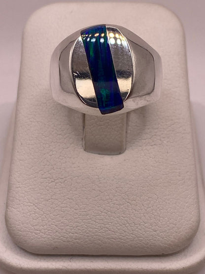 Anillo de Ópalo de Fuego Azul Iridiscente en Plata Ley .925, vista de detalle