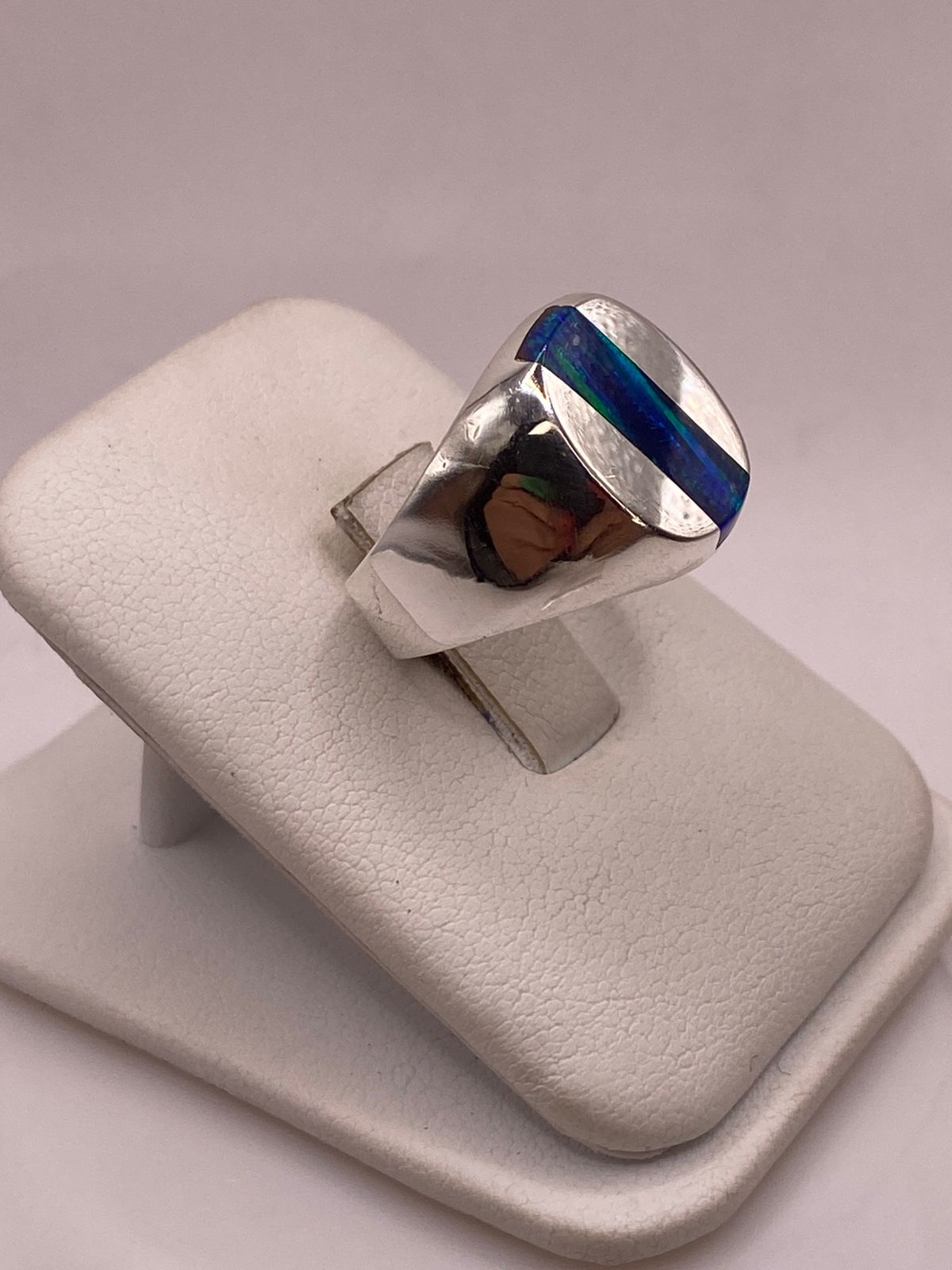 Anillo de Ópalo de Fuego Azul Iridiscente en Plata Ley .925, vista lateral