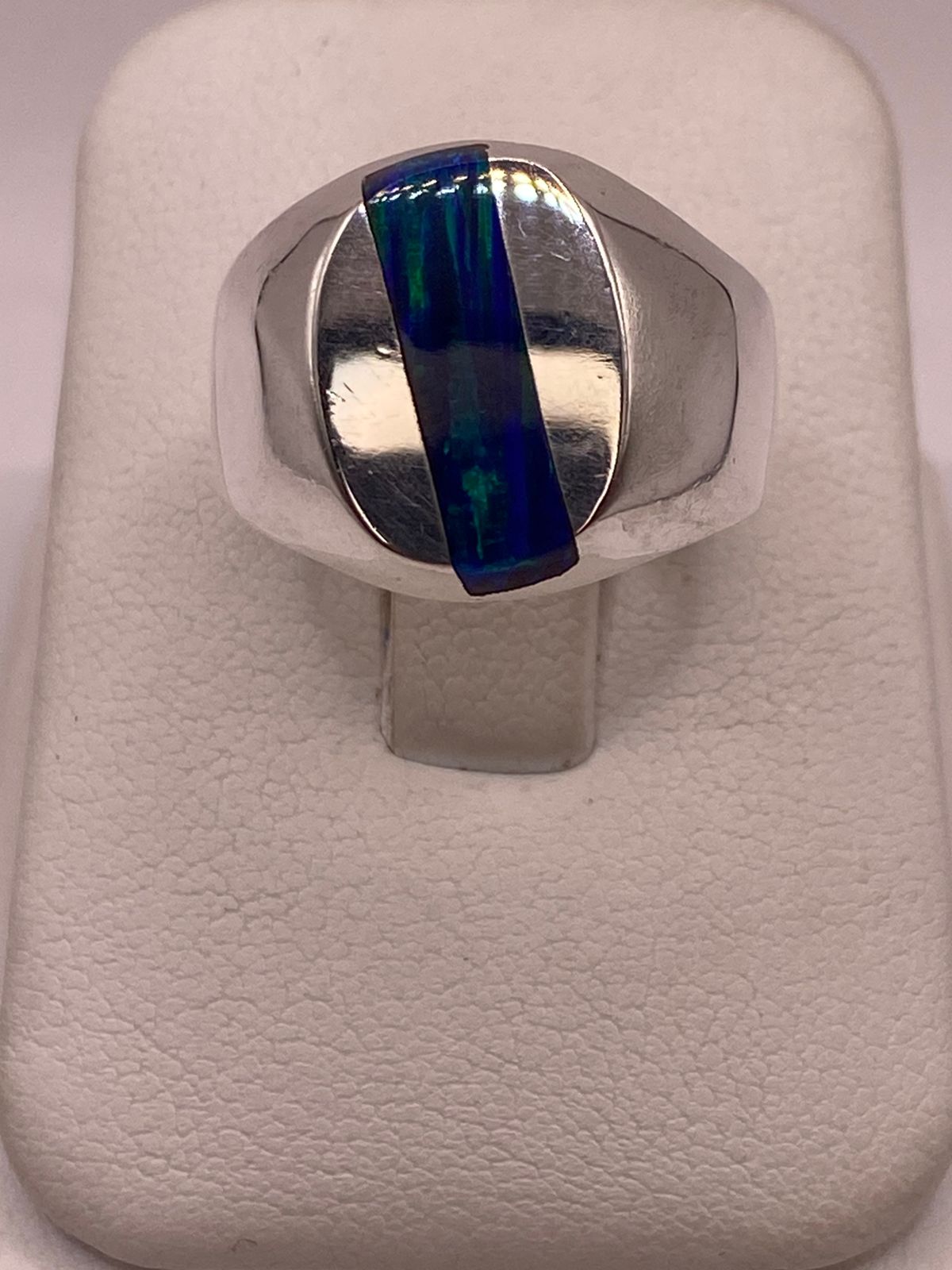 Anillo de Ópalo de Fuego Azul Iridiscente en Plata Ley .925, vista frontal