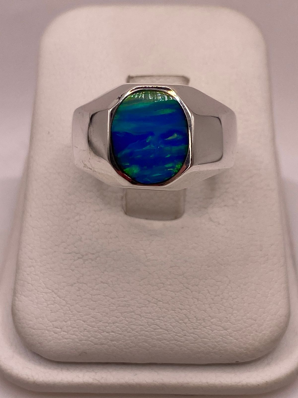 Anillo de Ópalo de Fuego Azul Iridiscente en Plata Ley .925, vista de detalle