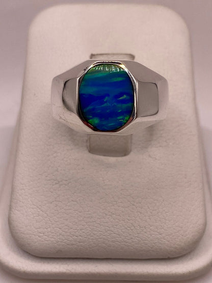 Anillo de Ópalo de Fuego Azul Iridiscente en Plata Ley .925, vista de detalle