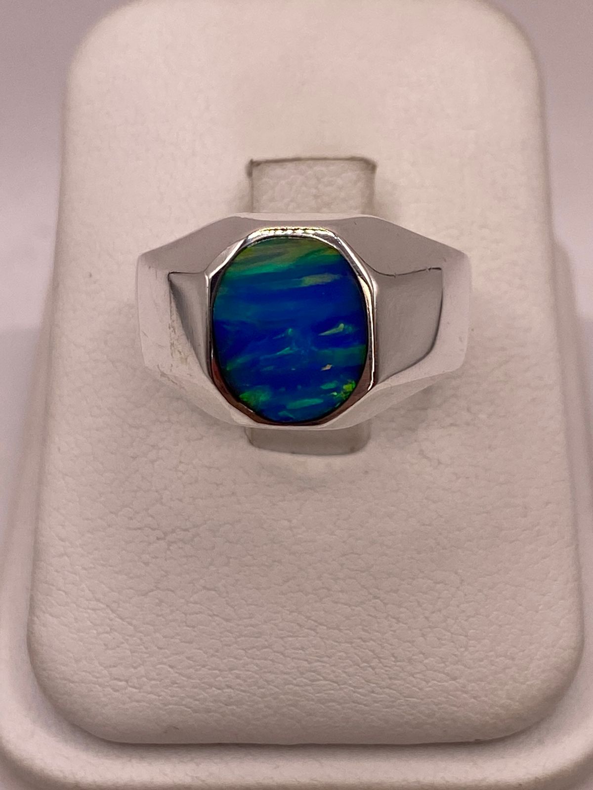 Anillo de Ópalo de Fuego Azul Iridiscente en Plata Ley .925, vista frontal