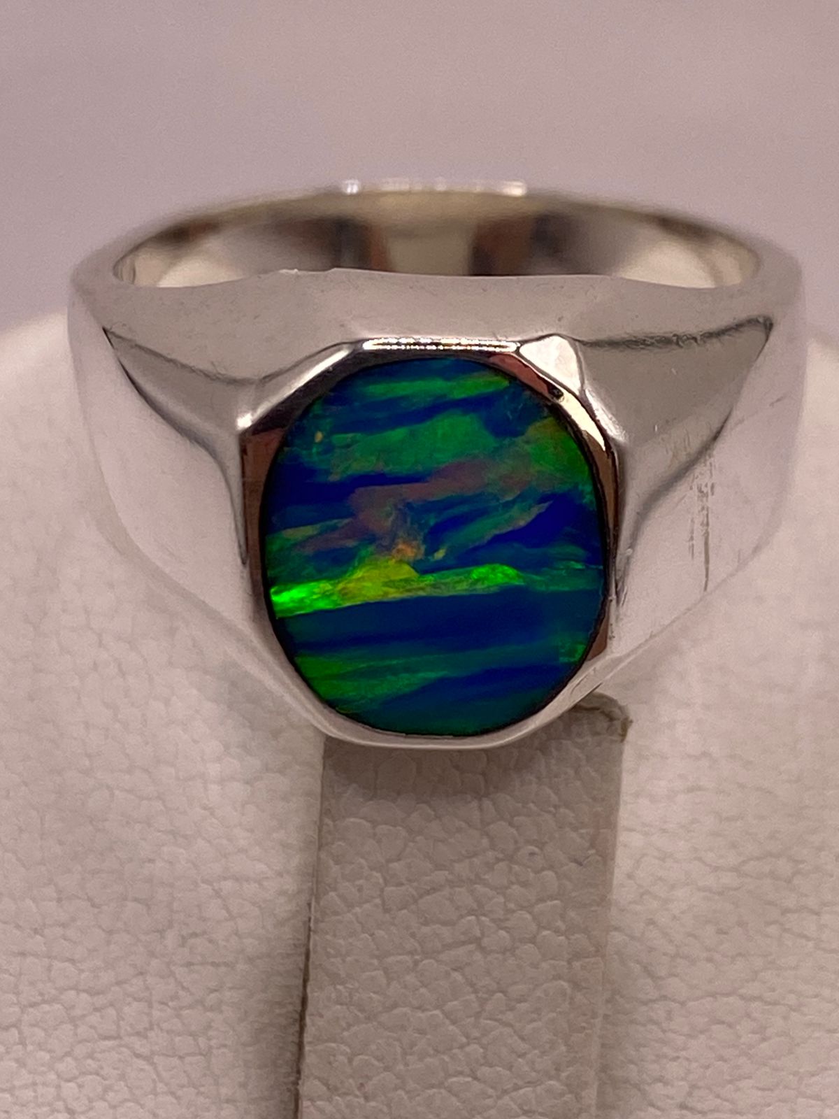 Anillo de Ópalo de Fuego Azul Iridiscente en Plata Ley .925, sello de autenticidad Plata Ley .925