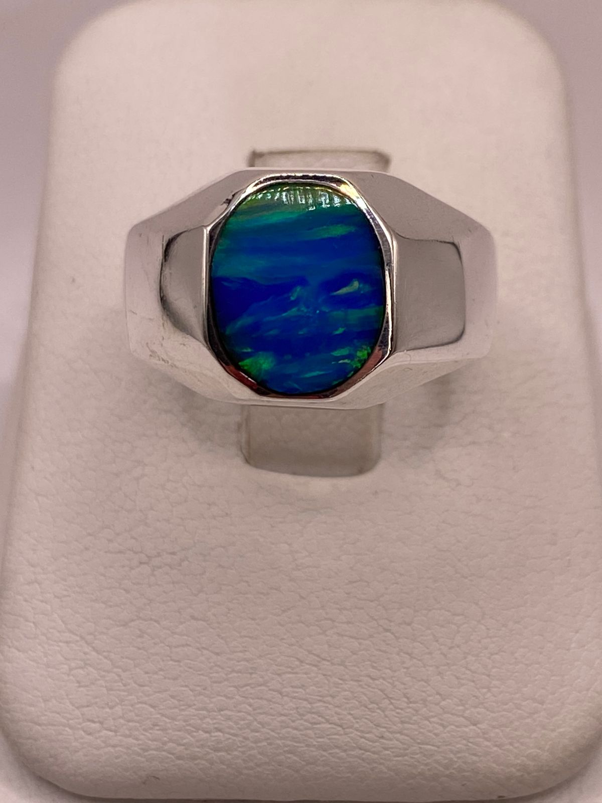 Anillo de Ópalo de Fuego Azul Iridiscente en Plata Ley .925, vista superior