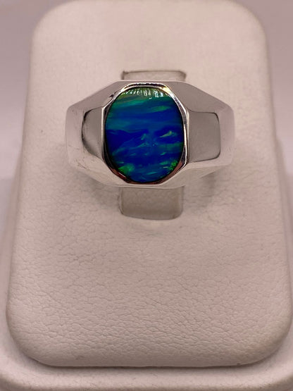 Anillo de Ópalo de Fuego Azul Iridiscente en Plata Ley .925 en báscula mostrando peso