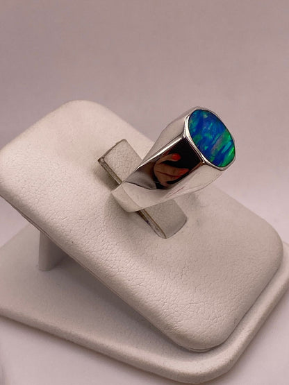 Anillo de Ópalo de Fuego Azul Iridiscente en Plata Ley .925, vista lateral