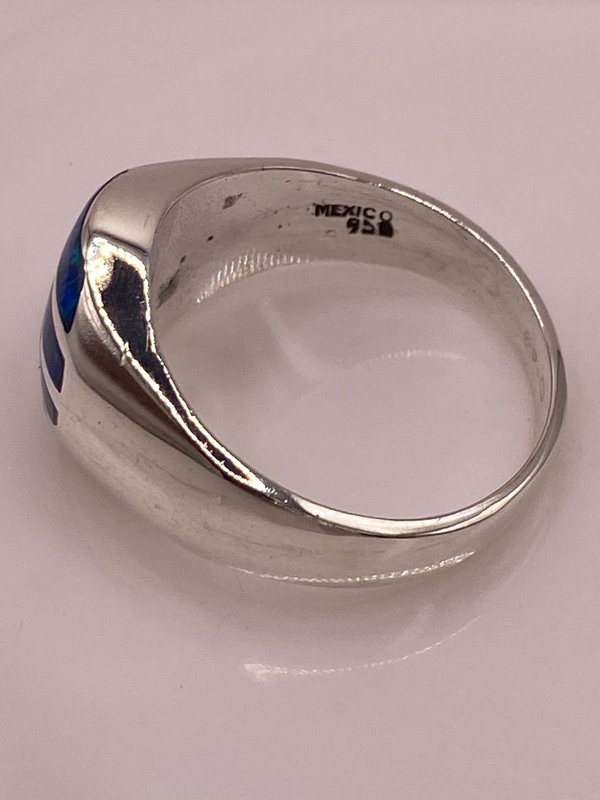 Anillo de Ópalo de Fuego Azul Iridiscente en Plata Ley 950, vista superior