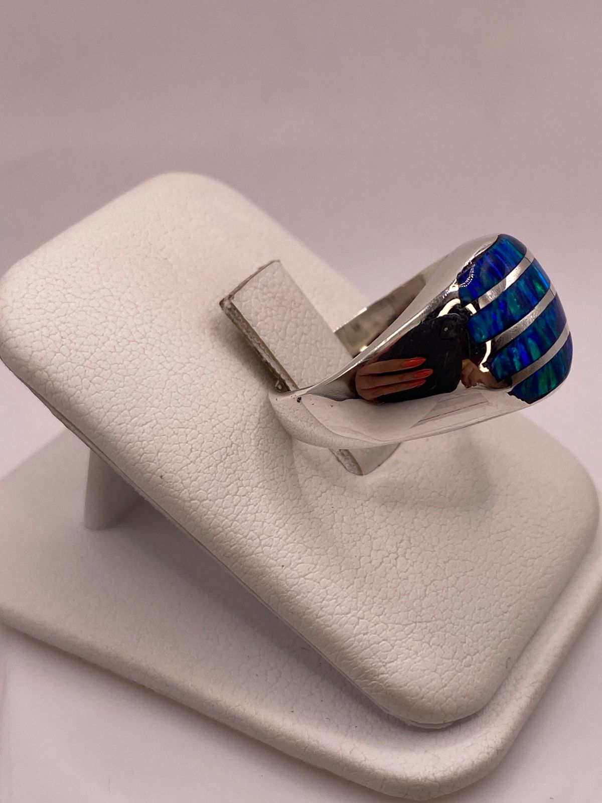 Anillo de Ópalo de Fuego Azul Iridiscente en Plata Ley 950, vista frontal
