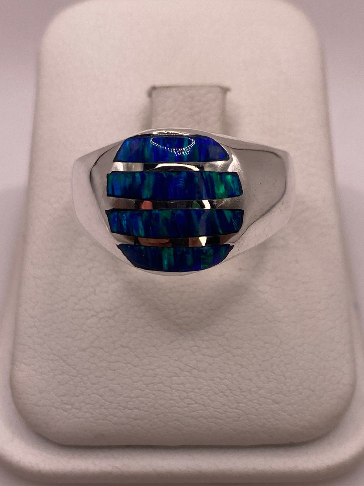 Anillo de Ópalo de Fuego Azul Iridiscente en Plata Ley 950 en báscula mostrando peso