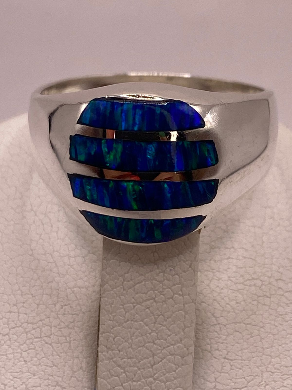 Anillo de Ópalo de Fuego Azul Iridiscente en Plata Ley 950, vista de detalle