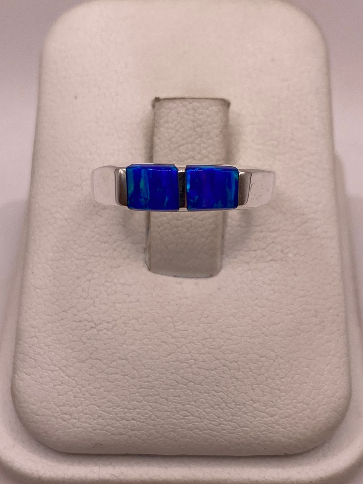 Anillo con Ópalo de Fuego Azul Marino con Destellos Verdes en Plata Ley .925 en báscula mostrando peso