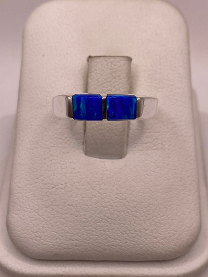 Anillo con Ópalo de Fuego Azul Marino con Destellos Verdes en Plata Ley .925 en báscula mostrando peso