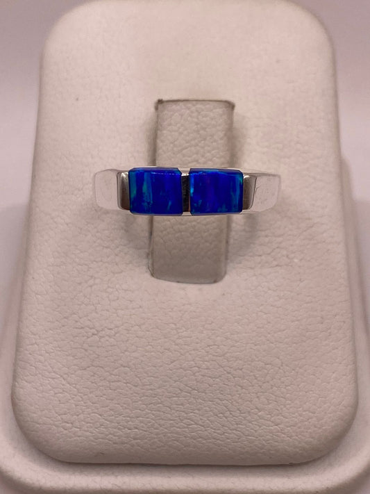 Anillo con Ópalo de Fuego Azul Marino con Destellos Verdes en Plata Ley .925 en báscula mostrando peso