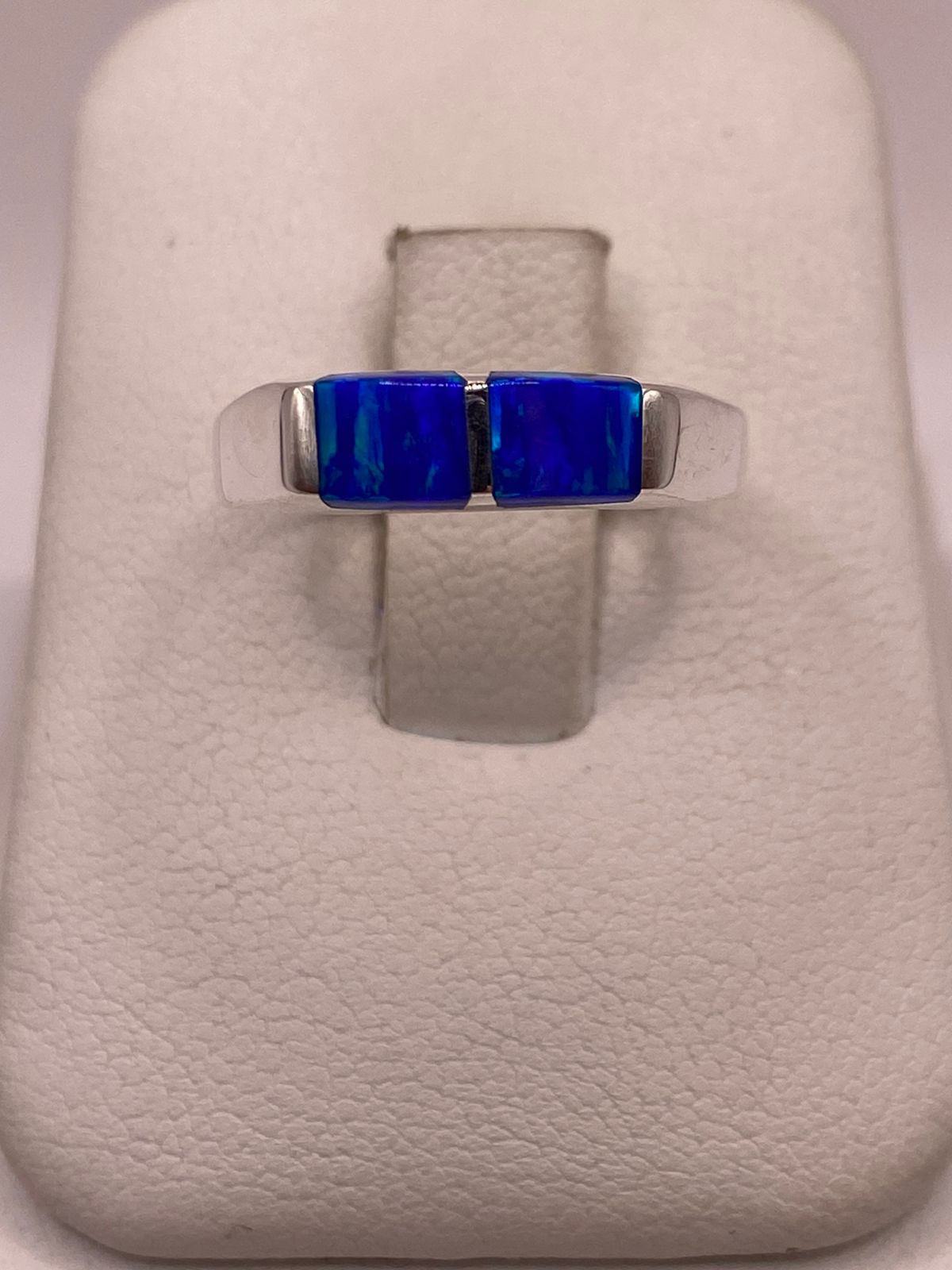 Anillo con Ópalo de Fuego Azul Marino con Destellos Verdes en Plata Ley .925, vista frontal
