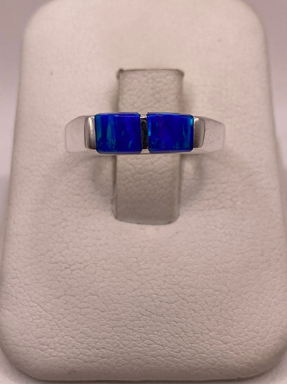 Anillo con Ópalo de Fuego Azul Marino con Destellos Verdes en Plata Ley .925, vista frontal