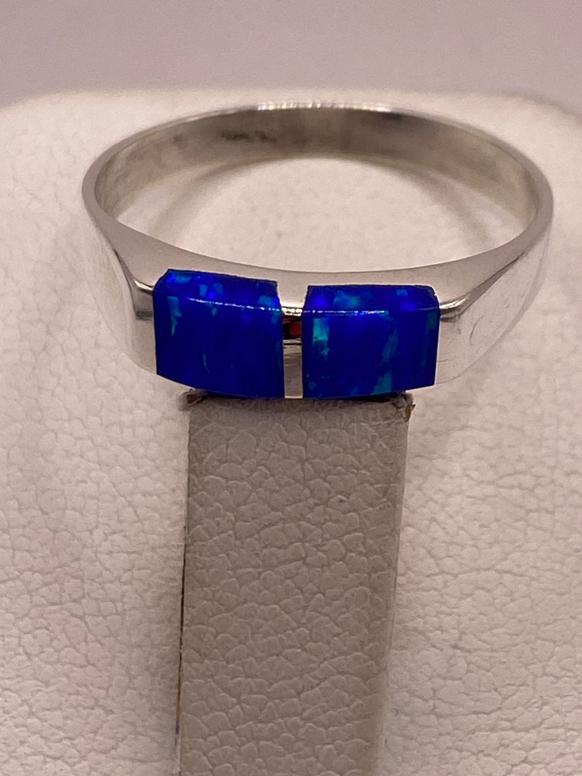 Anillo con Ópalo de Fuego Azul Marino con Destellos Verdes en Plata Ley .925, vista superior
