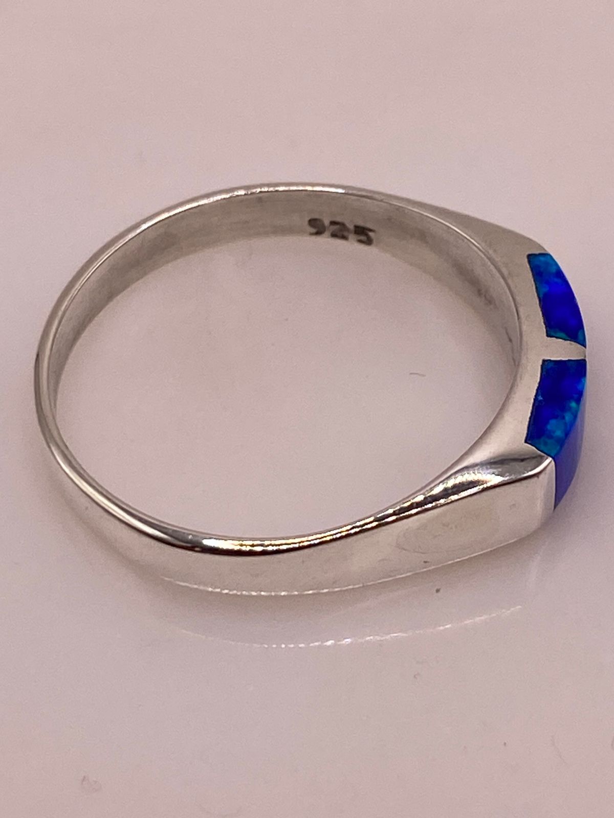 Anillo con Ópalo de Fuego Azul Marino con Destellos Verdes en Plata Ley .925, sello de autenticidad Plata Ley .925
