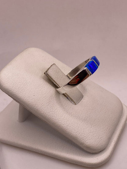 Anillo con Ópalo de Fuego Azul Marino con Destellos Verdes en Plata Ley .925, vista lateral
