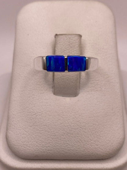 Anillo con Ópalo de Fuego Azul Marino con Destellos Verdes en Plata Ley .925, vista de detalle