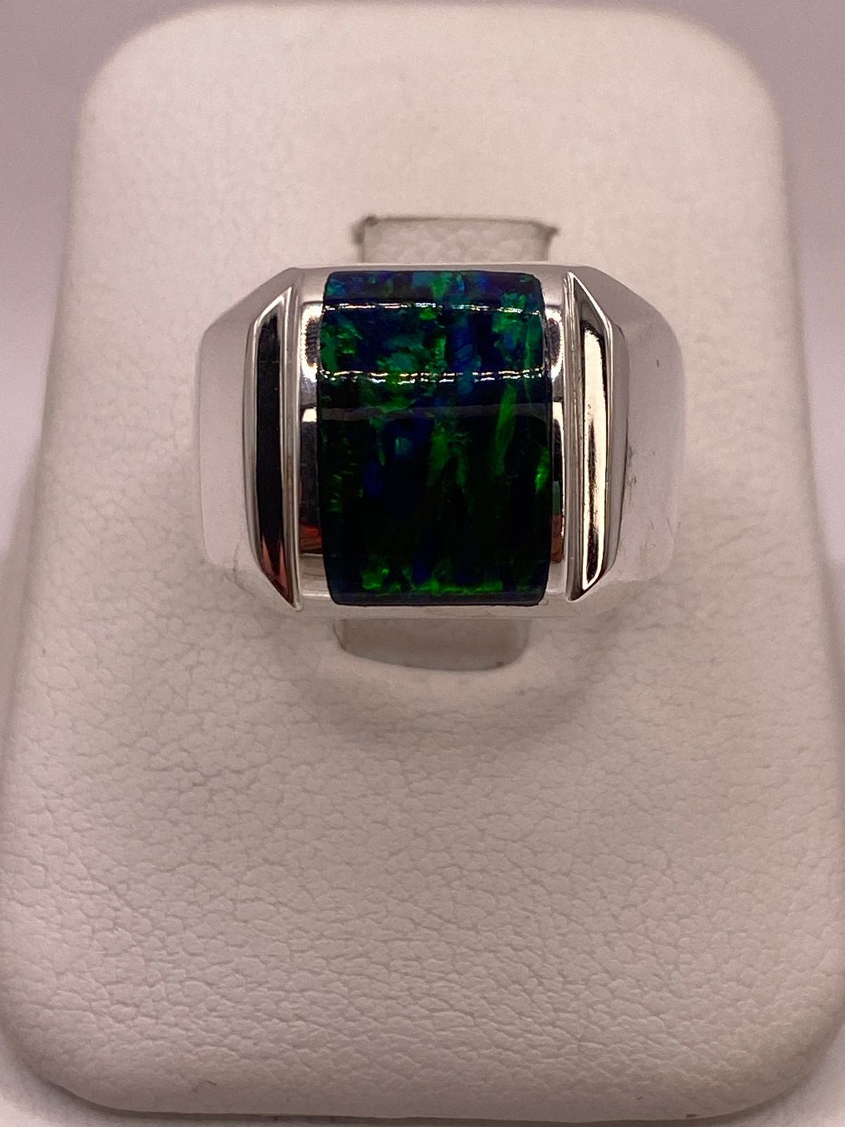Anillo con Ópalo de Fuego Azul Marino en Plata Ley .950 en báscula mostrando peso