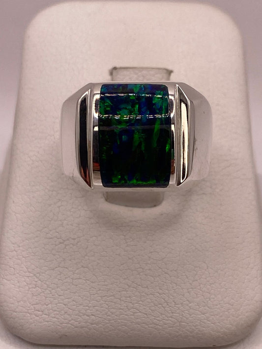 Anillo con Ópalo de Fuego Azul Marino en Plata Ley .950 en báscula mostrando peso