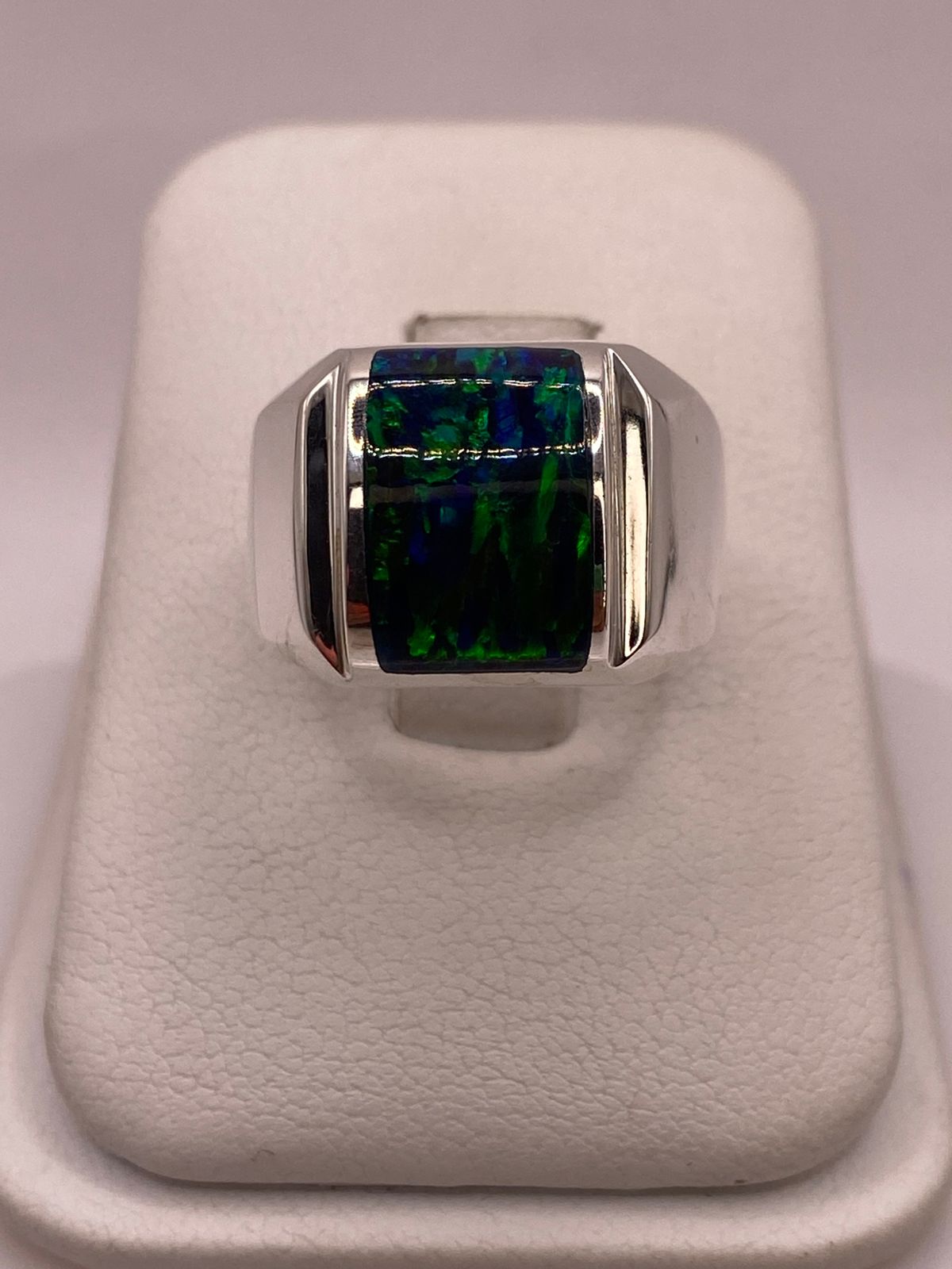 Anillo con Ópalo de Fuego Azul Marino en Plata Ley .950, vista frontal