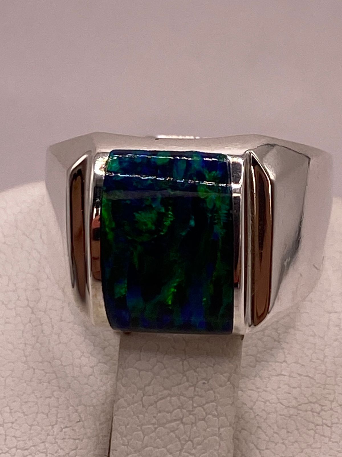 Anillo con Ópalo de Fuego Azul Marino en Plata Ley .950, sello de autenticidad Plata Ley .925