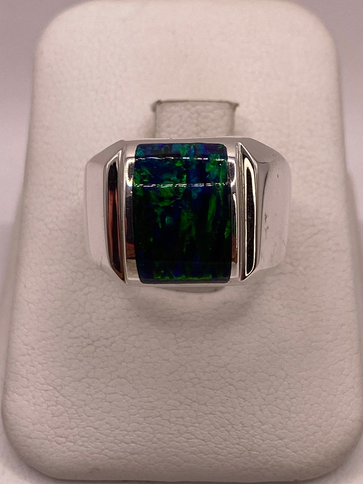Anillo con Ópalo de Fuego Azul Marino en Plata Ley .950, vista de detalle