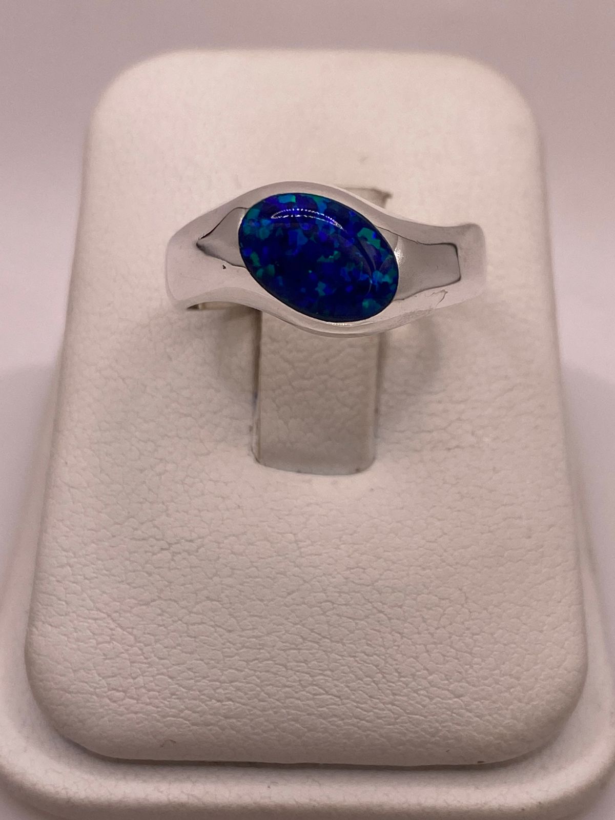 Anillo con Ópalo de Fuego Azul Marino en Plata Ley .950 en báscula mostrando peso