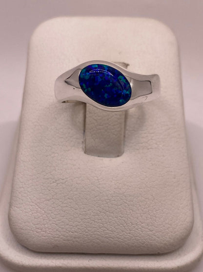 Anillo con Ópalo de Fuego Azul Marino en Plata Ley .950 en báscula mostrando peso