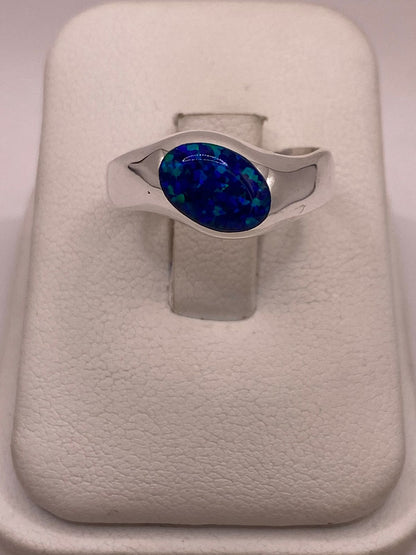 Anillo con Ópalo de Fuego Azul Marino en Plata Ley .950, vista de detalle