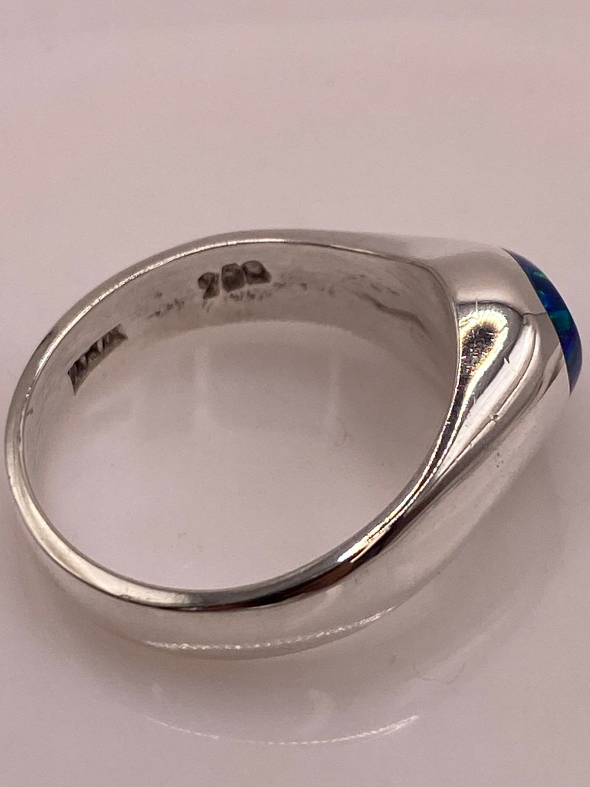 Anillo con Ópalo de Fuego Azul Marino en Plata Ley .950, sello de autenticidad Plata Ley .925