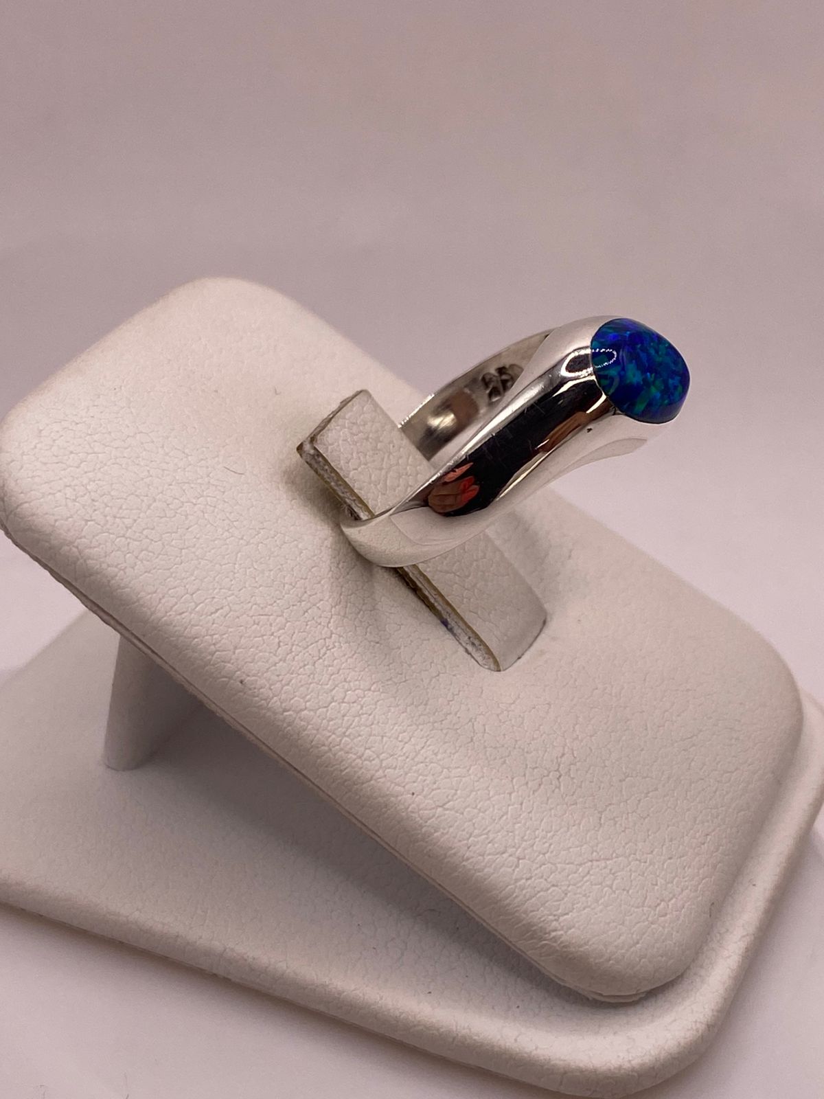 Anillo con Ópalo de Fuego Azul Marino en Plata Ley .950, vista lateral