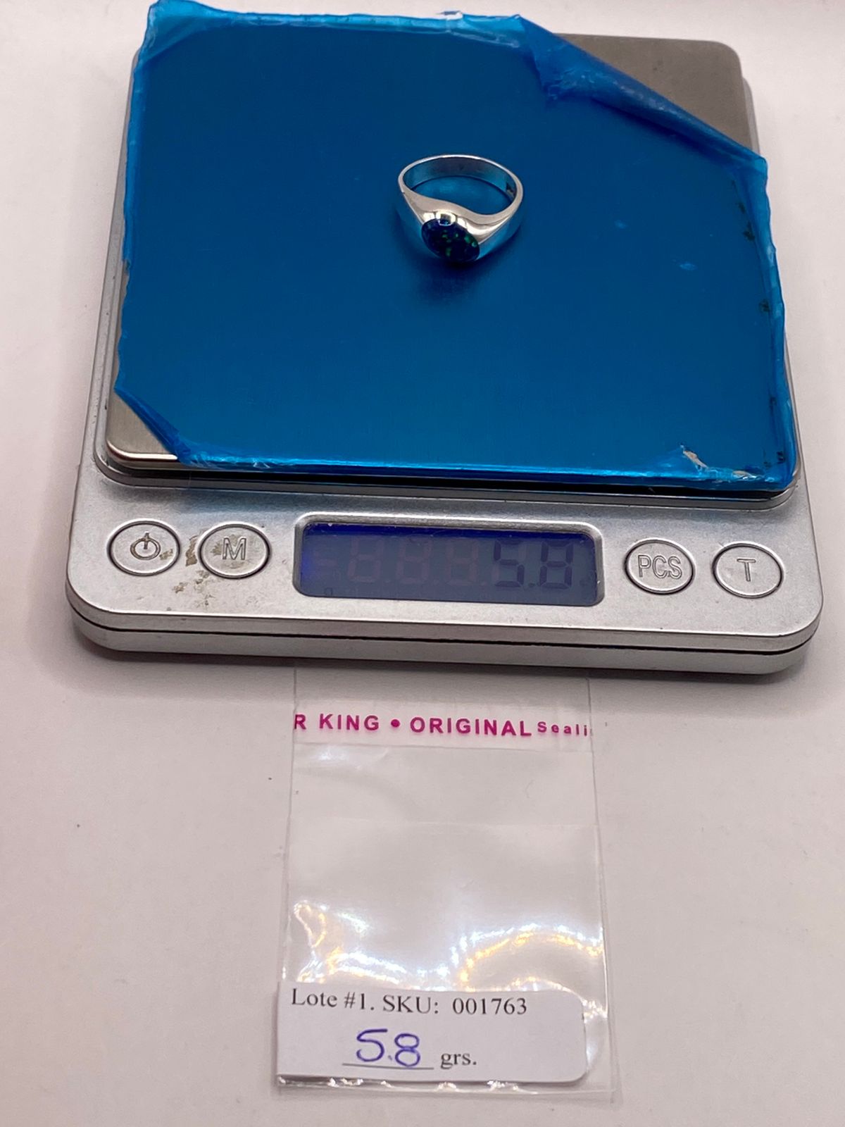 Anillo con Ópalo de Fuego Azul Marino en Plata Ley .950, peso en gramos (báscula)