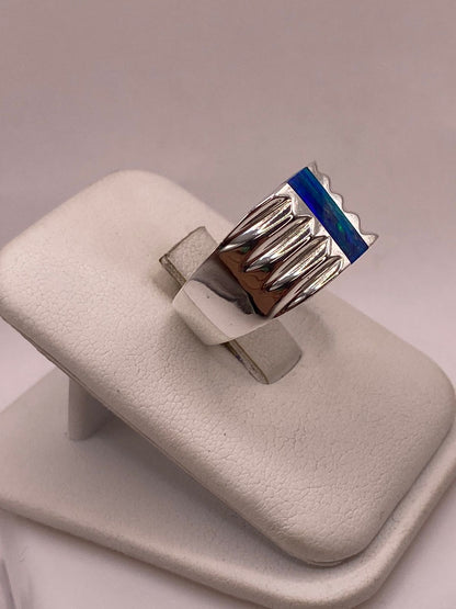 Anillo de Ópalo de Fuego Azul en Plata Ley .925, vista lateral
