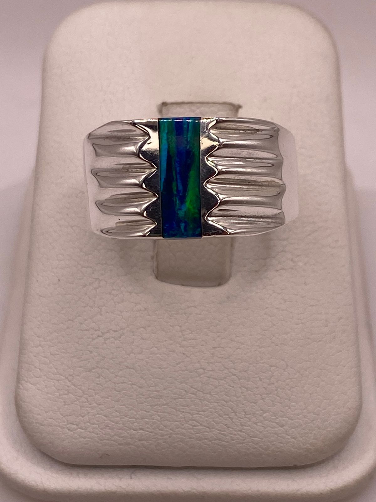 Anillo de Ópalo de Fuego Azul en Plata Ley .925, vista frontal
