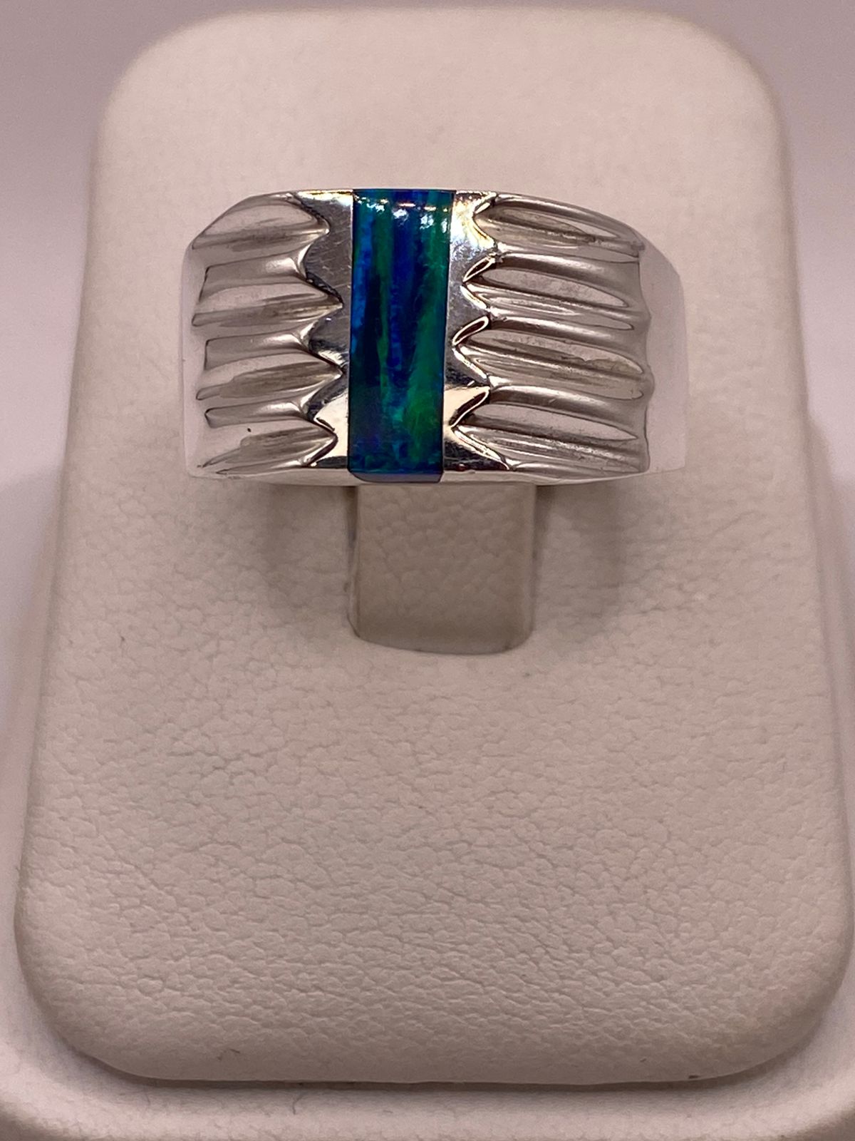 Anillo de Ópalo de Fuego Azul en Plata Ley .925, vista de detalle