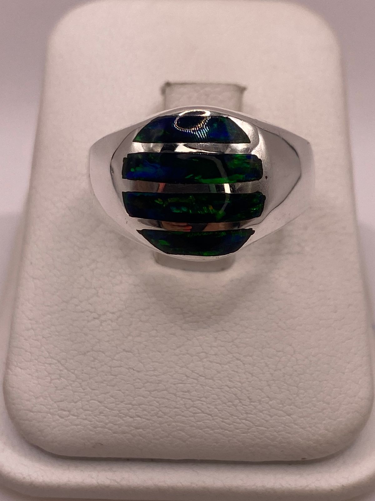 Anillo con Ópalo de Fuego Azul en Plata Ley .950 — ángulo diagonal