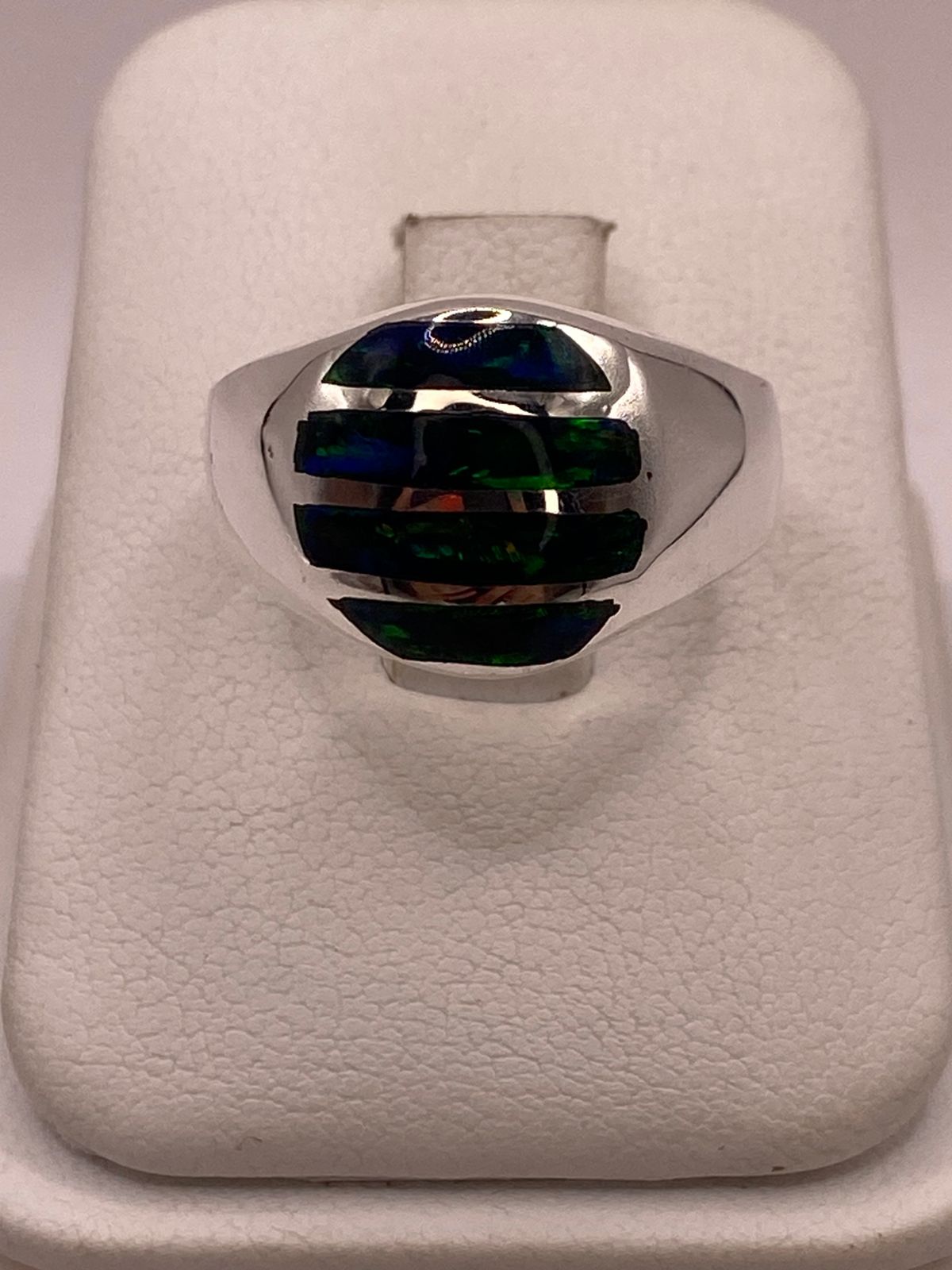 Anillo con Ópalo de Fuego Azul en Plata Ley .950, vista de detalle