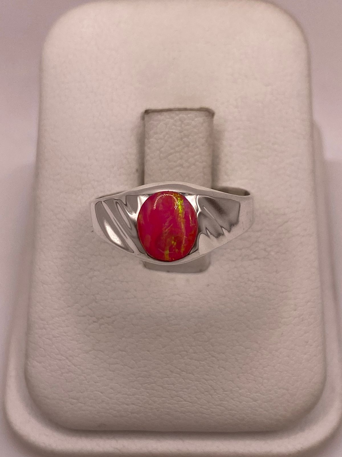 Anillo de Ópalo de Fuego Fucsia con Destellos Verdes Iridiscentes en Plata Ley .925, vista frontal