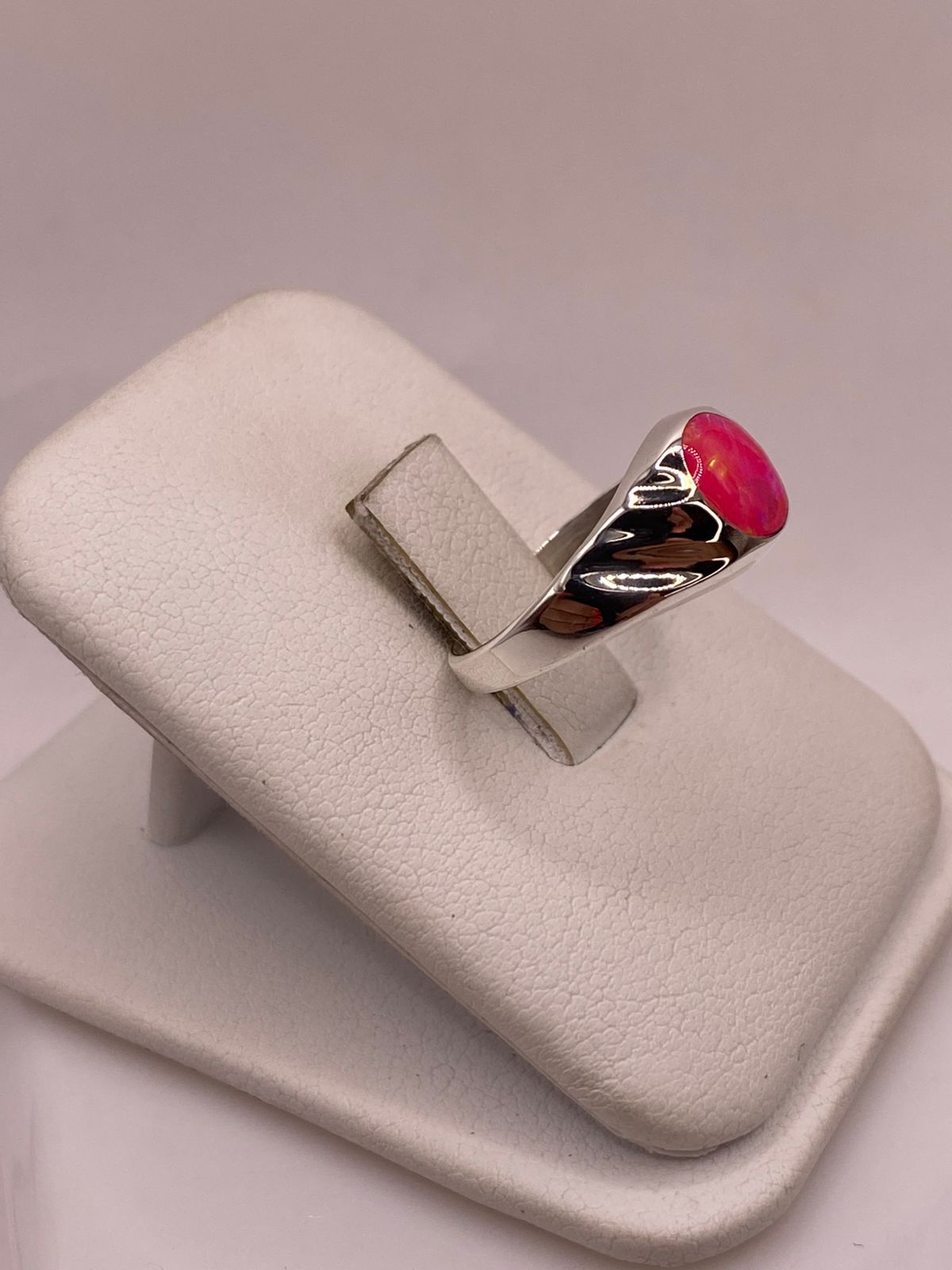 Anillo de Ópalo de Fuego Fucsia con Destellos Verdes Iridiscentes en Plata Ley .925, vista de detalle
