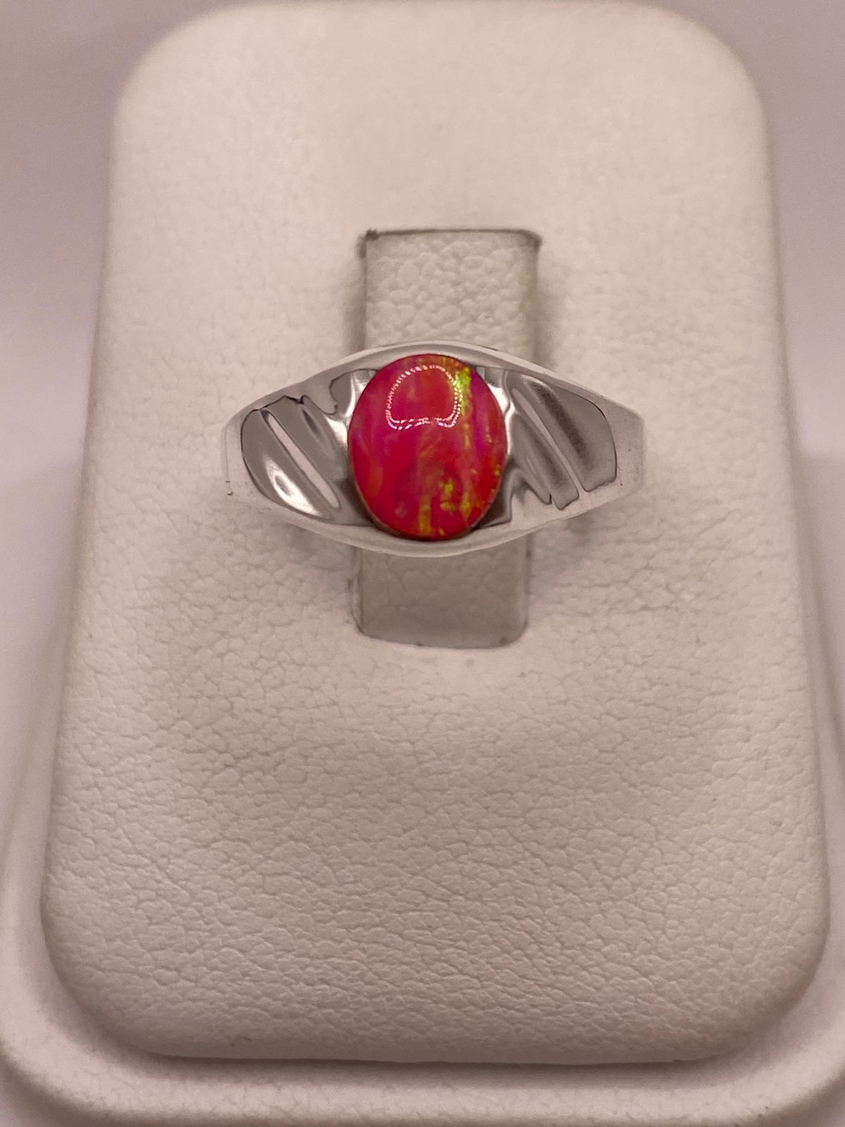 Anillo de Ópalo de Fuego Fucsia con Destellos Verdes Iridiscentes en Plata Ley .925 — detalle de acabado