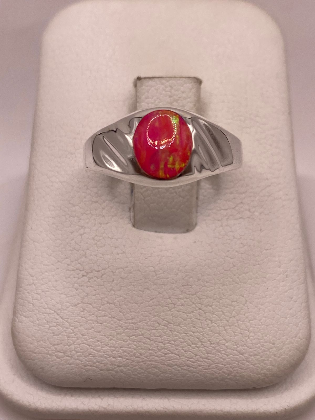 Anillo de Ópalo de Fuego Fucsia con Destellos Verdes Iridiscentes en Plata Ley .925, vista superior