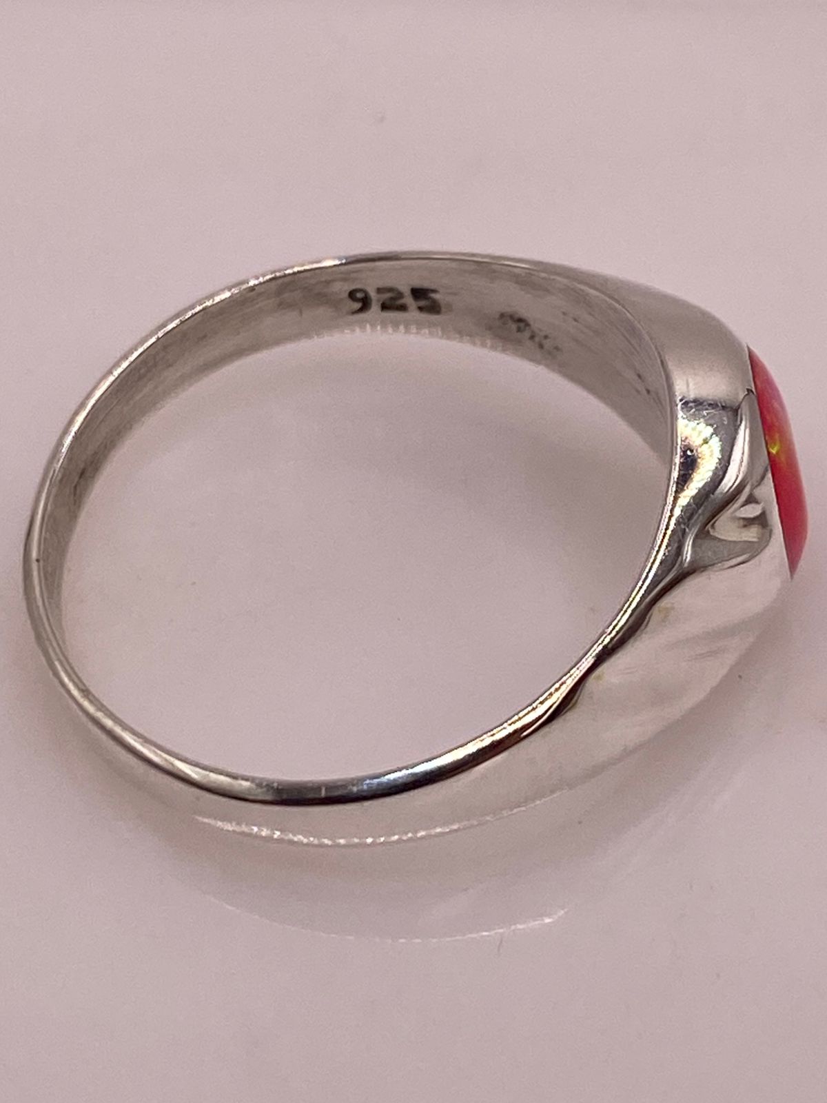Anillo de Ópalo de Fuego Fucsia con Destellos Verdes Iridiscentes en Plata Ley .925, vista posterior