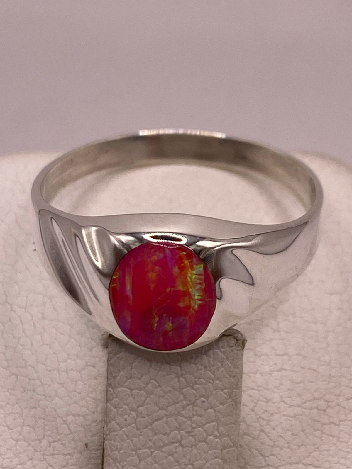 Anillo de Ópalo de Fuego Fucsia con Destellos Verdes Iridiscentes en Plata Ley .925, sello de autenticidad Plata Ley .925