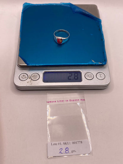 Anillo de Ópalo de Fuego Fucsia con Destellos Verdes Iridiscentes en Plata Ley .925, peso en gramos (báscula)